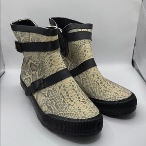 BearPaw Snakeskin Patterned Ankle Boots with Black Straps Size 7